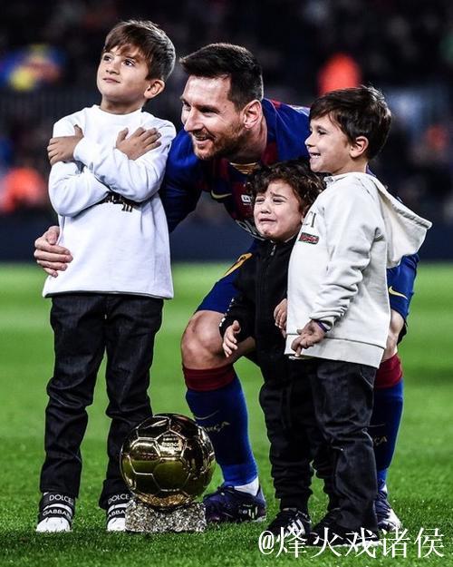 与梅西合影时一男子将孩子推到一边,但德保罗将他拉回 与梅西合影时一男子将孩子推到一边,但德保罗将他拉回