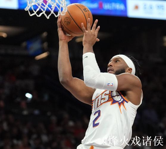 奥科吉底角发起突破,空中折叠闪躲过默里暴扣打成2+1 奥科吉底角发起突破,空中折叠闪躲过默里暴扣打成2+1