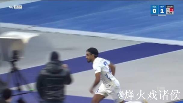 马格德堡球员庆祝进球,不幸跌入2.7米的沟中但 马格德堡球员庆祝进球,不幸跌入2.7米的沟中但